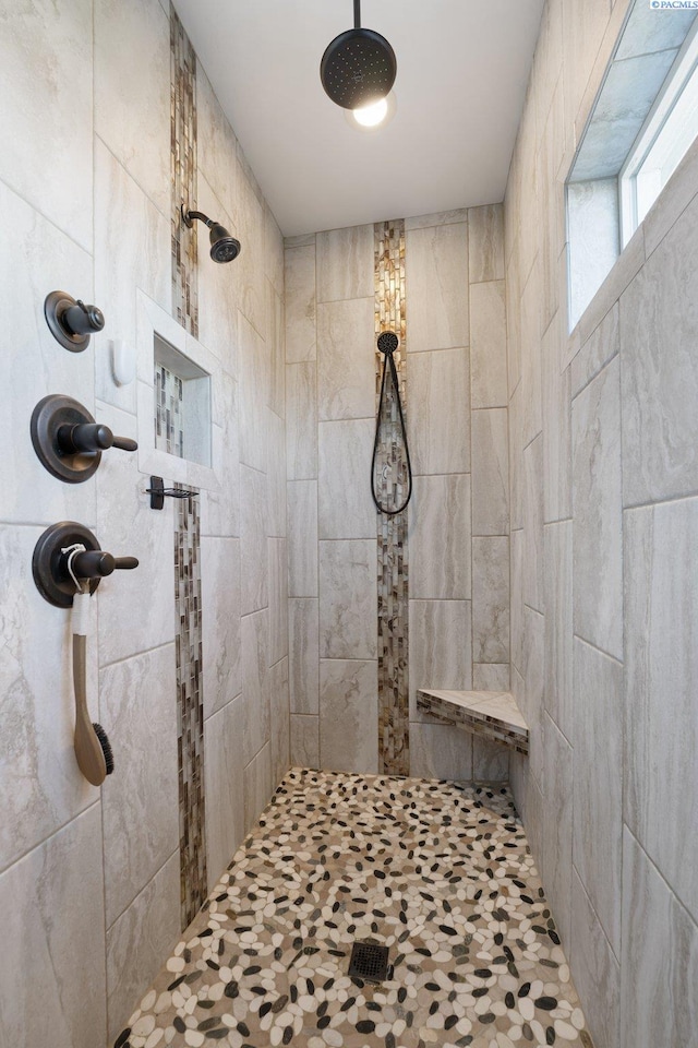 bathroom featuring a tile shower