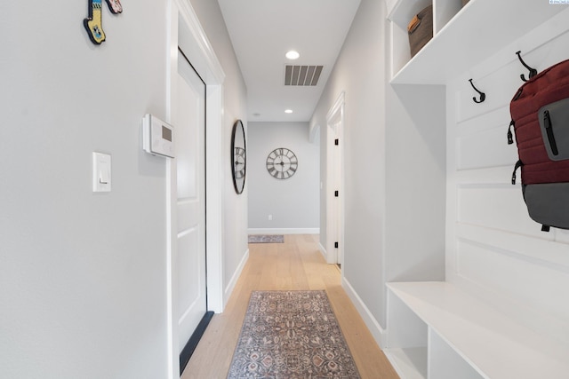 mudroom with baseboards, light wood-style flooring, visible vents, and recessed lighting