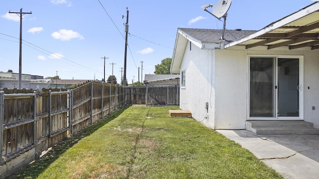 view of yard featuring a patio area