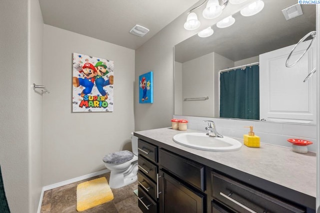 720 SW Wheat Ridge Dr, Pullman, WA 99163 - bathroom featuring vanity, toilet, baseboards, and curtained shower