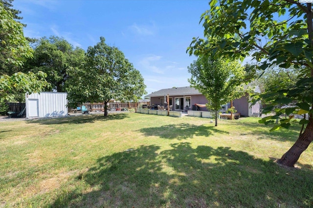 324 S Zinser St, Kennewick, WA 99336 - view of yard featuring a storage unit