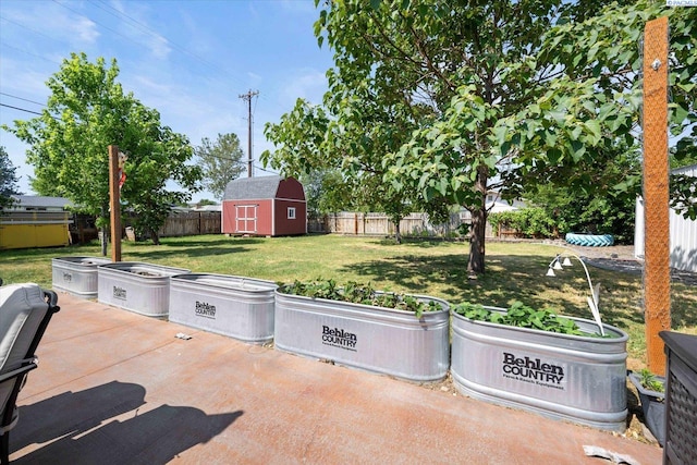 324 S Zinser St, Kennewick, WA 99336 - fenced backyard featuring a storage shed