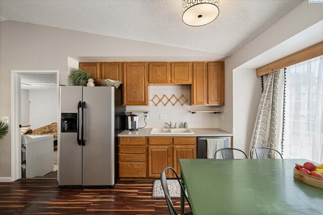 324 S Zinser St, Kennewick, WA 99336 - kitchen featuring stainless steel appliances, lofted ceiling, dark wood-style floors, a textured ceiling, and light countertops