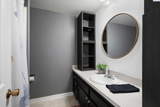 324 S Zinser St, Kennewick, WA 99336 - bathroom with vanity and a textured ceiling