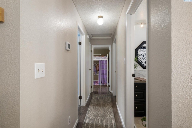 324 S Zinser St, Kennewick, WA 99336 - hallway featuring a textured ceiling and a textured wall