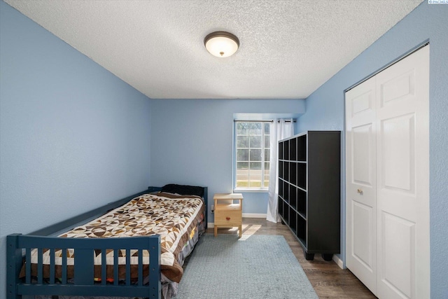 324 S Zinser St, Kennewick, WA 99336 - bedroom featuring dark wood-style floors and a textured ceiling