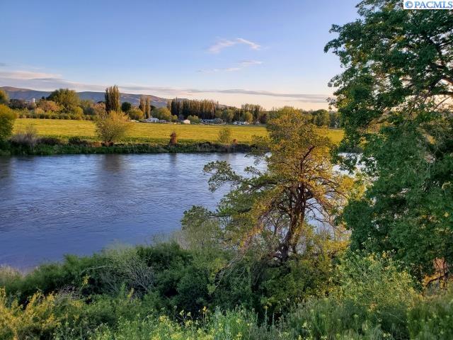 70212 N Demoss Rd, Benton City, WA 99320