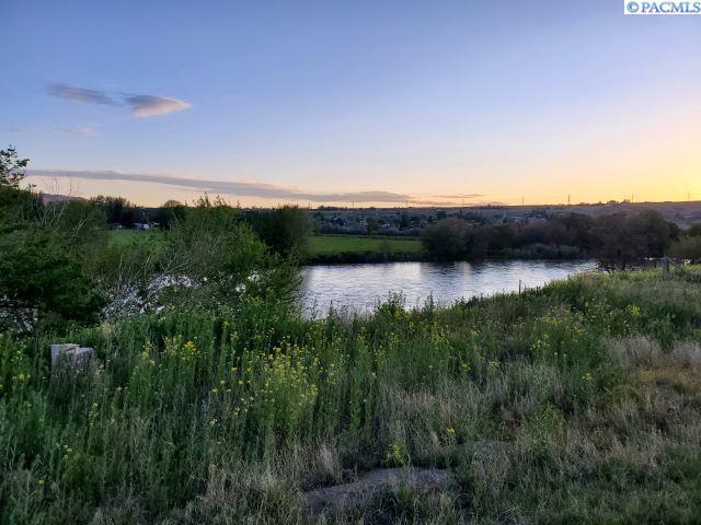 70212 N Demoss Rd, Benton City, WA 99320
