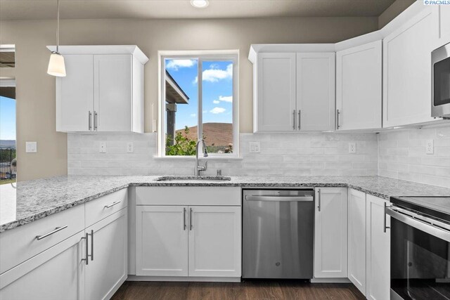 200 Ladera St, Prosser, WA 99350 - kitchen featuring stainless steel appliances, a sink, white cabinets, plenty of natural light, and recessed lighting