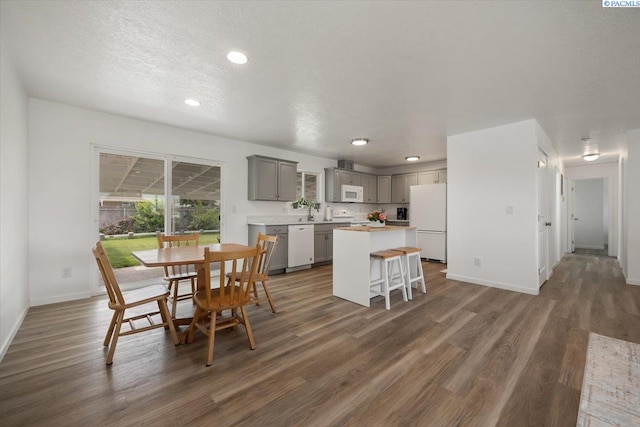 3925 W Okanogan Ave, Kennewick, WA 99336 - dining room featuring wood finished floors, baseboards, recessed lighting, and a textured ceiling