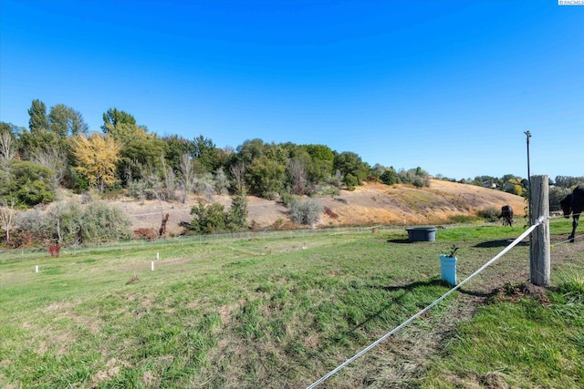 view of yard featuring a rural view