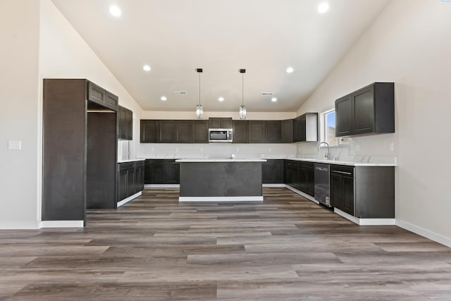 16011 W 1620th Pr NW, Prosser, WA 99350 - kitchen featuring stainless steel appliances, vaulted ceiling, a kitchen island, dark wood-style floors, and recessed lighting