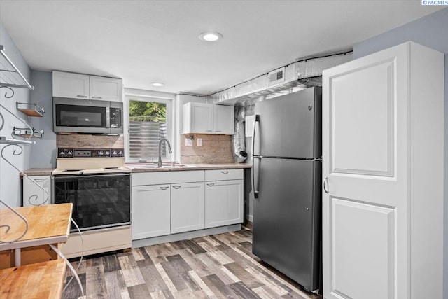 213 Bernard Ave, Richland, WA 99352 - kitchen featuring stainless steel appliances, a sink, light wood-type flooring, light countertops, and recessed lighting