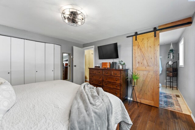 912 Rd 44, Pasco, WA 99301 - bedroom featuring hardwood / wood-style flooring, a barn door, and a closet
