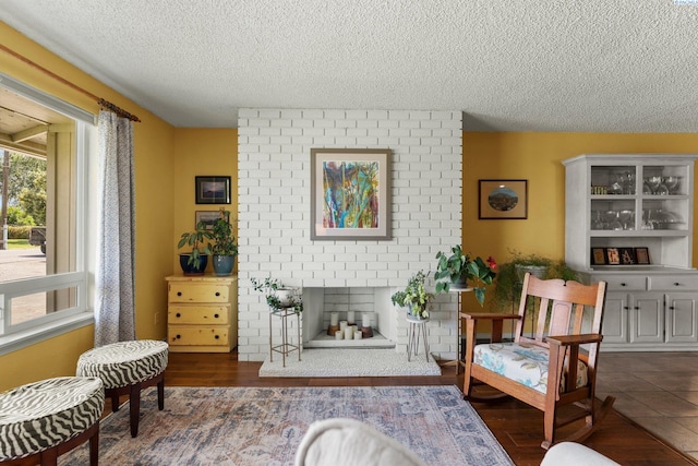 912 Rd 44, Pasco, WA 99301 - living area featuring a textured ceiling and wood finished floors