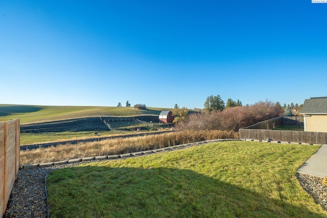 view of yard featuring a rural view