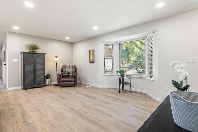 1830 W 23rd Ave, Kennewick, WA 99337 - living area featuring recessed lighting, light wood-type flooring, and baseboards