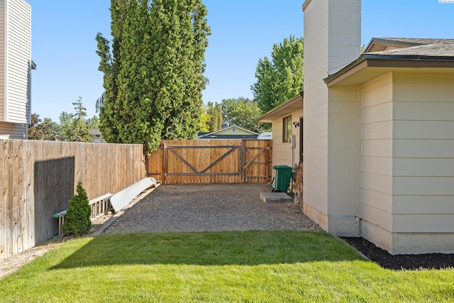 1830 W 23rd Ave, Kennewick, WA 99337 - view of yard featuring a gate