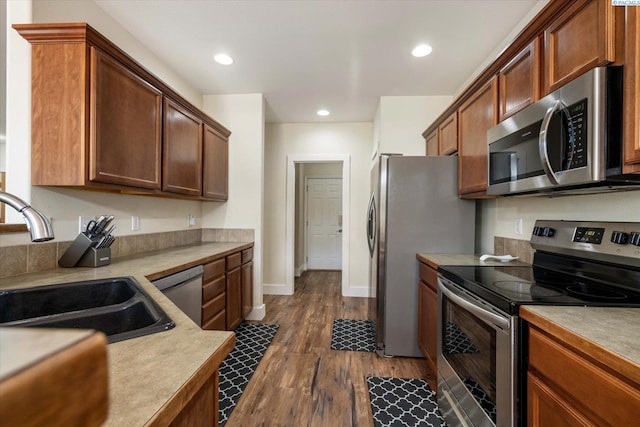 5719 W 15th Ave, Kennewick, WA 99338 - kitchen featuring appliances with stainless steel finishes, dark wood finished floors, light countertops, and recessed lighting