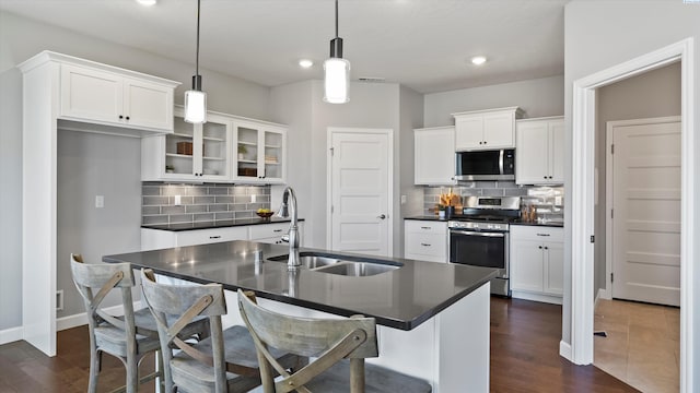 6564 W 38th Ave, Kennewick, WA 99338 - kitchen with appliances with stainless steel finishes, dark countertops, decorative backsplash, white cabinets, and recessed lighting