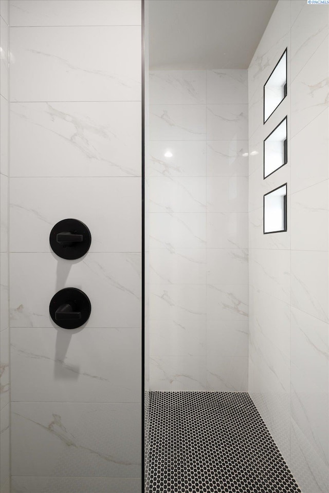 671 Cortona Way, Richland, WA 99352 - bathroom with tiled shower