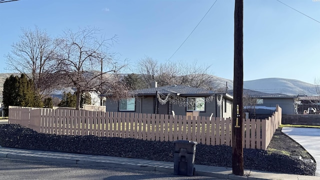 single story home featuring a mountain view