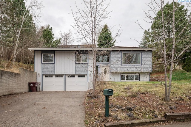 320 SW Kimball Dr, Pullman, WA 99163 - split foyer home with an attached garage and driveway