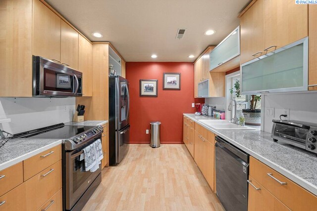 320 SW Kimball Dr, Pullman, WA 99163 - kitchen with appliances with stainless steel finishes, a sink, recessed lighting, light countertops, and light wood finished floors