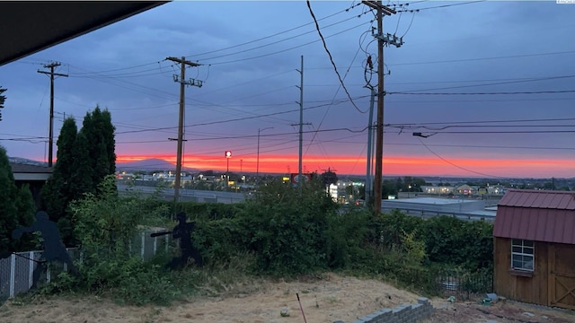 view of yard at dusk