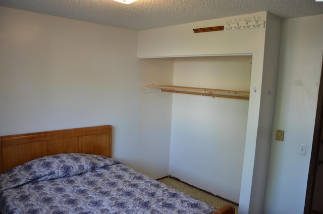 1026 Hemlock St, Prosser, WA 99350 - carpeted bedroom with a textured ceiling and a closet