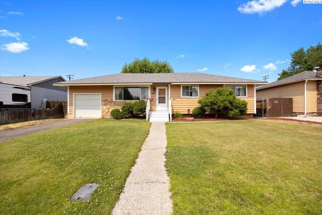 1923 Hood Ave, Richland, WA 99354 - single story home with a garage, asphalt driveway, and stone siding