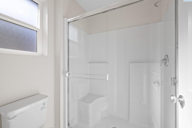 691 S Zeelar St, Kennewick, WA 99336 - bathroom with a shower stall and toilet