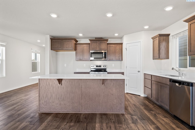 691 S Zeelar St, Kennewick, WA 99336 - kitchen with stainless steel appliances, a sink, dark wood finished floors, a center island, and recessed lighting