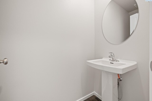 691 S Zeelar St, Kennewick, WA 99336 - bathroom featuring wood finished floors and baseboards
