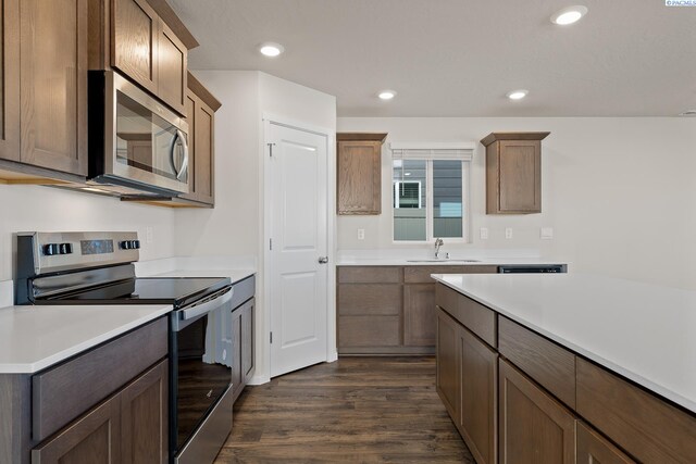 691 S Zeelar St, Kennewick, WA 99336 - kitchen featuring stainless steel appliances, a sink, dark wood-type flooring, light countertops, and recessed lighting
