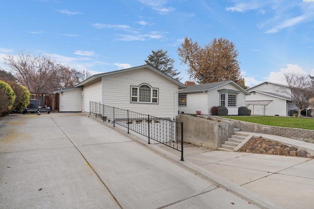 view of front of house with driveway