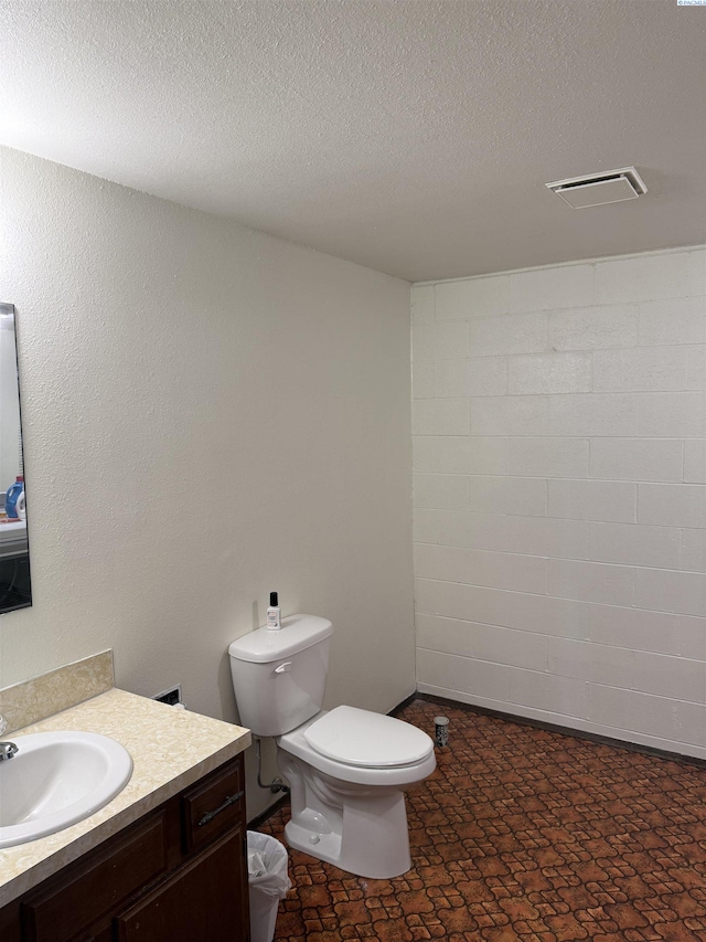 1336 Semillon Pl, Prosser, WA 99350 - bathroom featuring a textured ceiling, toilet, vanity, and visible vents