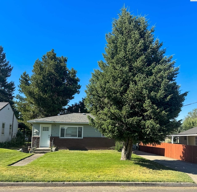 609 W 5th St, Grandview, WA 98930 - photo 2