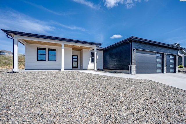 590 SW Cayuse St, Pullman, WA 99163 - prairie-style home featuring a porch, a garage, and concrete driveway