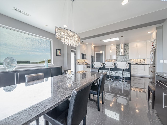 5880 S 58th Ave, West Richland, WA 99353 - kitchen featuring white cabinets, backsplash, a kitchen bar, recessed lighting, and decorative light fixtures