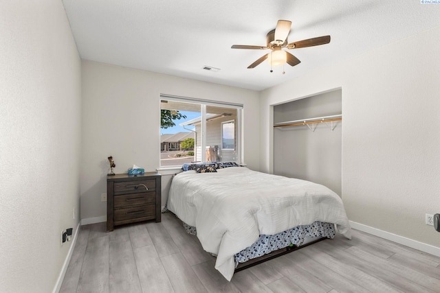 1335 W Grandview Ave, Sunnyside, WA 98944 - bedroom with light wood-style flooring, baseboards, a ceiling fan, and a closet