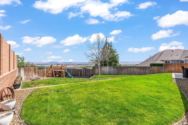 1335 W Grandview Ave, Sunnyside, WA 98944 - view of yard with a playground