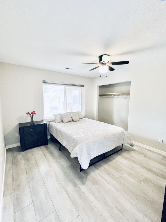 1335 W Grandview Ave, Sunnyside, WA 98944 - bedroom with light wood-type flooring, a ceiling fan, and a closet