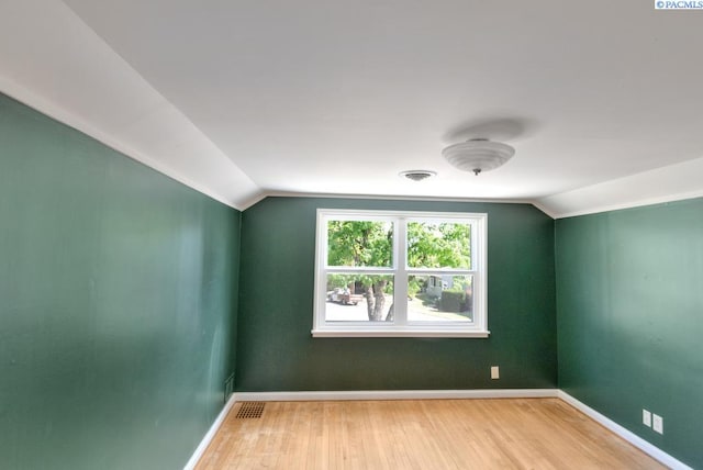 1935 Harris Ave, Richland, WA 99354 - additional living space with vaulted ceiling and light wood-style flooring
