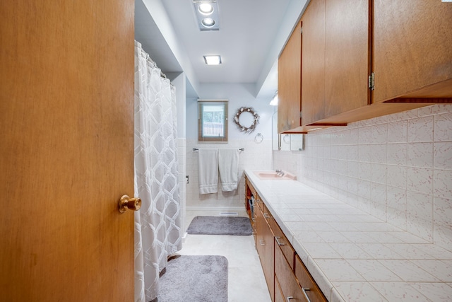 609 N Perkins Ave, Colfax, WA 99111 - full bath with vanity, decorative backsplash, and a shower with shower curtain