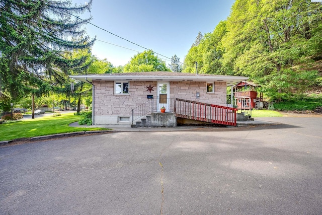 609 N Perkins Ave, Colfax, WA 99111 - view of front facade with stone siding and a wooden deck