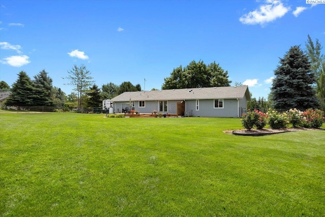 96604 E Clover Rd, Kennewick, WA 99338 - rear view of house with a yard