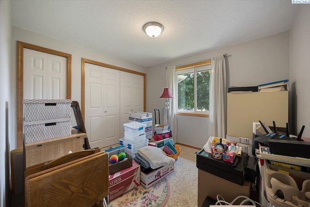 96604 E Clover Rd, Kennewick, WA 99338 - carpeted bedroom featuring a closet and a textured ceiling