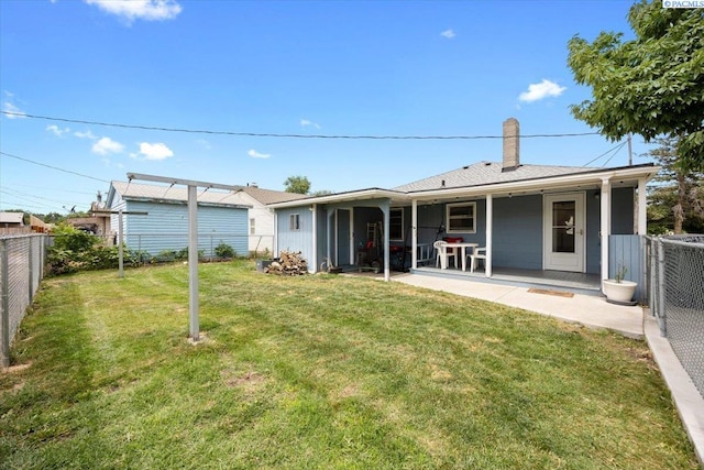 1001 Wilson St, Richland, WA 99354 - rear view of property featuring a fenced backyard and a chimney