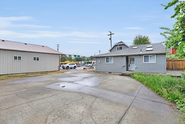 807 N Main St, Colfax, WA 99111 - view of front of property featuring concrete driveway